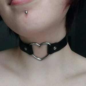 Heart o-ring choker